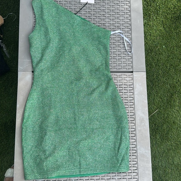 One-Shoulder Green Dress - Picture 4 of 4